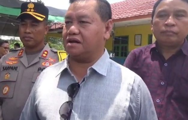 Bupati Kotim, Halikinnor saat diwawancarai awak media di salah satu TPS Pilkades di Kotim, Sabtu 23 September 2023