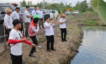 Bupati Kotim Halikinnor saat memancing ikan bersama Sekda Kotim dan sejumlah pejabat, Rabu, 20 September 2023.