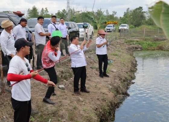 Bupati Kotim Halikinnor saat memancing ikan bersama Sekda Kotim dan sejumlah pejabat, Rabu, 20 September 2023.