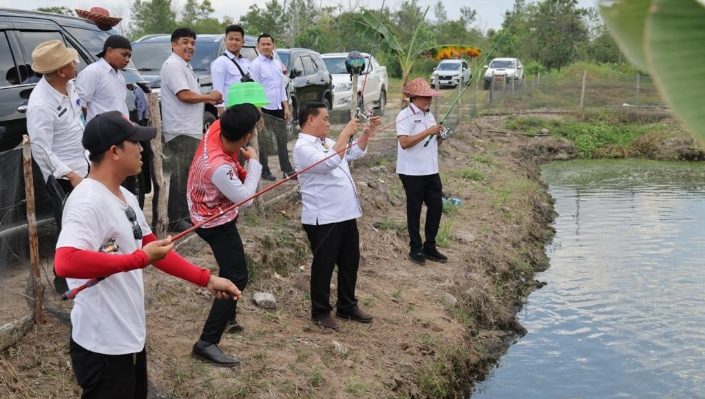 Bupati Kotim Halikinnor saat memancing ikan bersama Sekda Kotim dan sejumlah pejabat, Rabu, 20 September 2023.