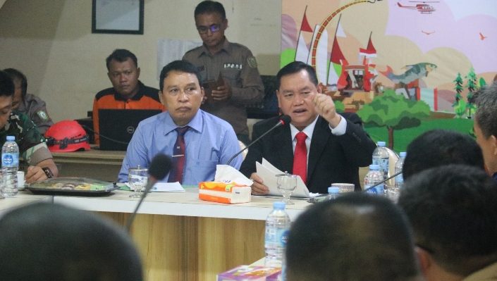 Bupati Kotim Halikinnor saat memimpin rapat koordinasi terkait penetapan status tanggap darurat bencana Karhutla, Senin, 11 September 2023.