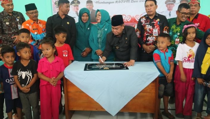 Bupati Kotim Halikinnor saat menandatangi prasasti peresmian Gedung Serbaguna di Desa Beringin Tunggal Jaya, Jumat, 15 September 2023.