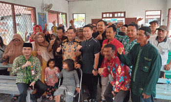 Bupati Kotim Halikinnor saat mengunjungi warga di eks lokalisasi Jalan Jenderal Sudirman, Kelurahan Pasir Putih, Kecamatan Mentawa Baru Ketapang, Kamis, 21 September 2023.