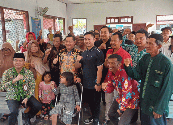 Bupati Kotim Halikinnor saat mengunjungi warga di eks lokalisasi Jalan Jenderal Sudirman, Kelurahan Pasir Putih, Kecamatan Mentawa Baru Ketapang, Kamis, 21 September 2023.