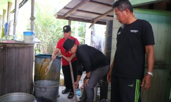 Bupati Kotim Halikinnor saat menyalurkan air bersih di Mentaya Hilir Selatan, Minggu, 3 September 2023.