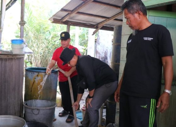 Bupati Kotim Halikinnor saat menyalurkan air bersih di Mentaya Hilir Selatan, Minggu, 3 September 2023.