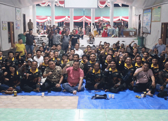 Bupati Kotim beserta jajaran saat berfoto bersama dengan Sekretaris Desa se Kotim yang bertempat di Kecamatan Perenggean.