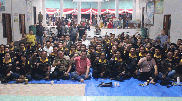 Bupati Kotim beserta jajaran saat berfoto bersama dengan Sekretaris Desa se Kotim yang bertempat di Kecamatan Perenggean.