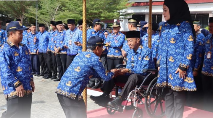 Bupati Seruyan Yulhaidir dan Wakil Bupati Seruyan Iswanti saat kegiatan pisah pamit di halaman Kantor Bupati Seruyan, Senin, 18 September 2023.