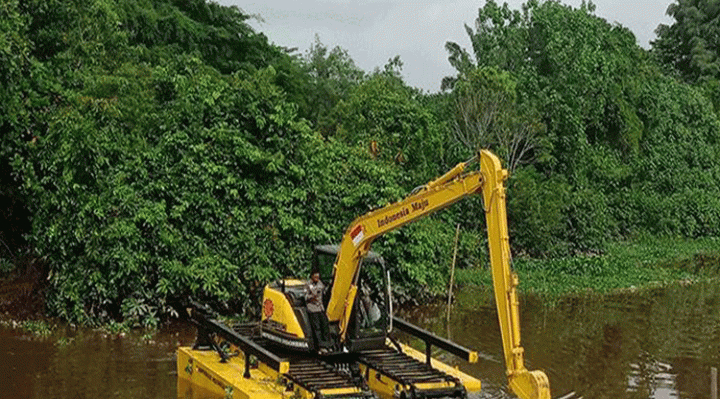 Ekskavator amfibi ketika uji coba di Sungai Pamuatan Sampit.