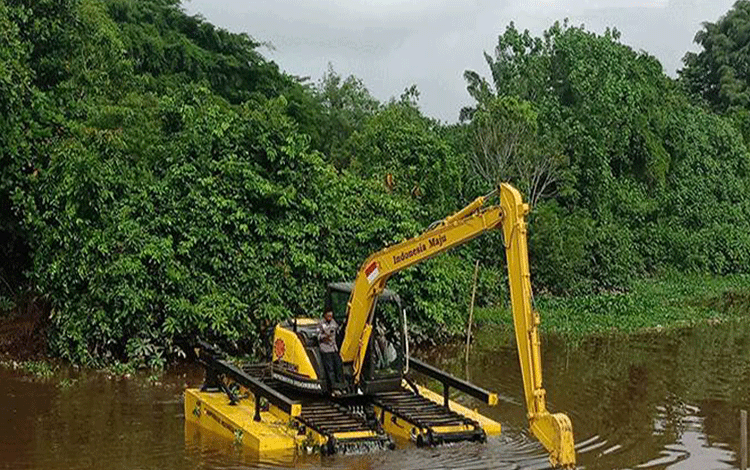 Ekskavator Amfibi Belum Lakukan Pengerukan Sungai di Sampit Karena ini