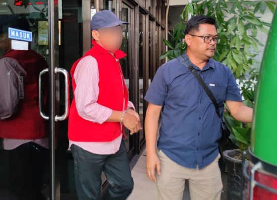 Gelapkan Uang Nasabah Rp 11 Miliar lebih, Ketua CU EPI Kotim Seruyan, Nono rompi merah bertopi resmi ditahan, Rabu 27 September 2023. 1