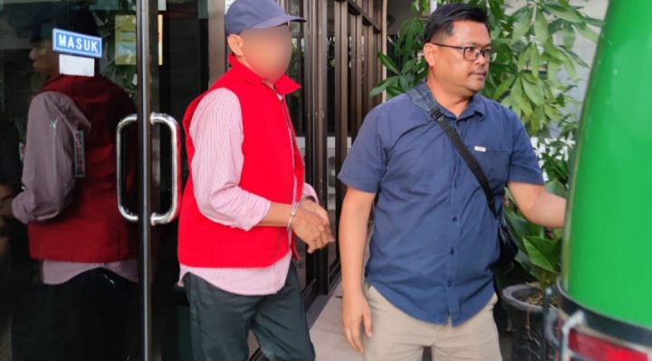 Gelapkan Uang Nasabah Rp 11 Miliar lebih, Ketua CU EPI Kotim Seruyan, Nono rompi merah bertopi resmi ditahan, Rabu 27 September 2023. 1