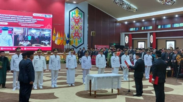 Gubernur Kalimantan Tengah H. Sugianto Sabran  saat melantik 10  Pj. Bupati dan Pj. Wali Kota di Kalimantan Tengah , Senin, 25 September 2023.