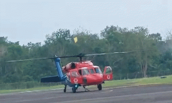 Helikopter Water Bombing mendarat di Bandara Haji Asan Sampit karena layang layang tersangkut di baling baling.