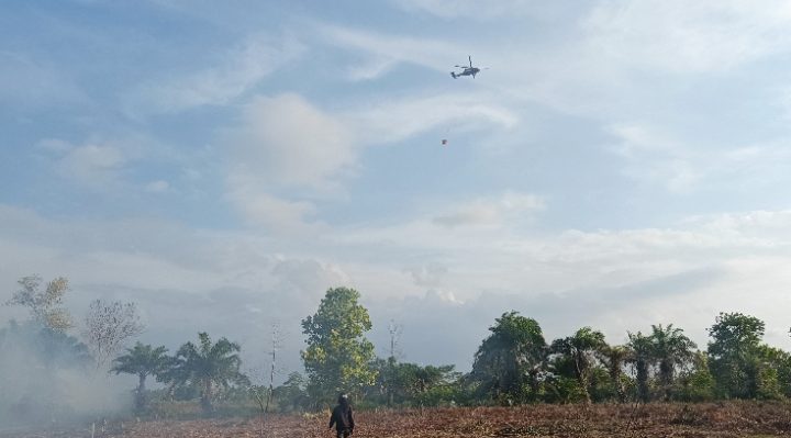 Helikopter water bombing ketika memadamkan karhutla di kawasan Jalan Bumi Ayu, Kecamatan Mentawa Baru Ketapang, baru baru ini.