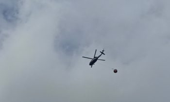 Helikopter water bombing mengudara di langit Sampit, Senin 28 Agustus 2023.