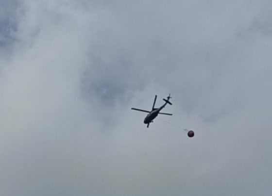 Helikopter water bombing mengudara di langit Sampit, Senin 28 Agustus 2023.