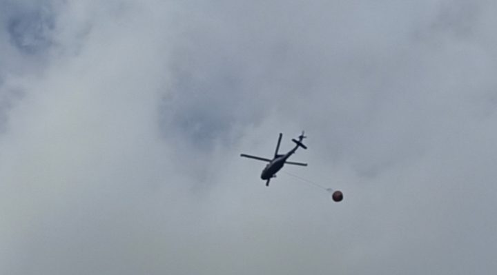 Helikopter water bombing mengudara di langit Sampit, Senin 28 Agustus 2023.