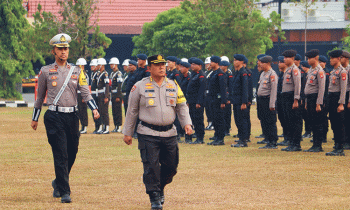 Kapolda Kalteng Irjen Pol Nanang Avianto diwakili Irwasda Kombes Ady Soeseno saat mengecek pasukan, Senin, 4 September 2023.