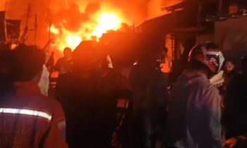 Kebakaran di Komplek Sosial Mendawai Ujung Kelurahan Palangka Kecamatan Jekan Raya, Kota Palangka Raya pada Selasa malam, 12 September 2023.