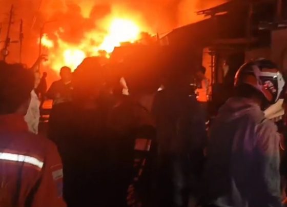 Kebakaran di Komplek Sosial Mendawai Ujung Kelurahan Palangka Kecamatan Jekan Raya, Kota Palangka Raya pada Selasa malam, 12 September 2023.