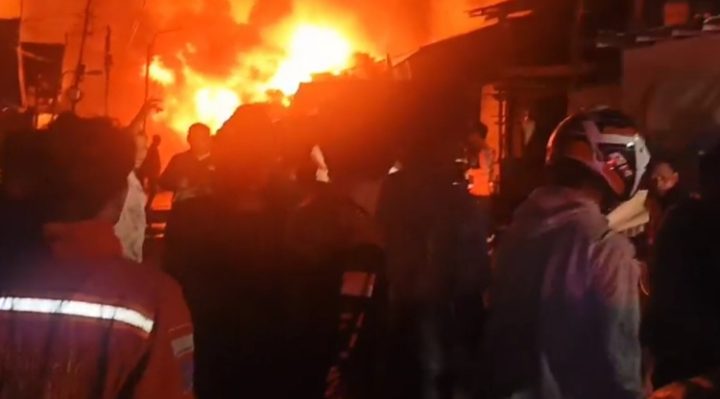 Kebakaran di Komplek Sosial Mendawai Ujung Kelurahan Palangka Kecamatan Jekan Raya, Kota Palangka Raya pada Selasa malam, 12 September 2023.