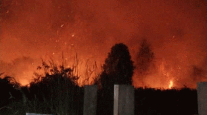Kebakaran lahan di sekitar Perumahan Graha Pramuka Sampit, Sabtu malam, 23 September 2023.