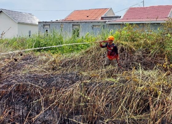 Kebakaran lahan kosong di Perumahan Khanza, Baamang, Sampit, Sabtu 30 September 2023.