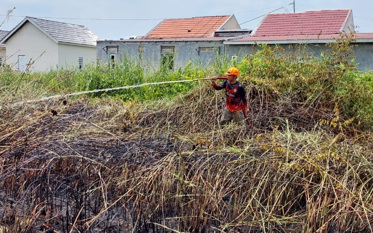 Warga Panik Lahan Kosong di Perumahan Khanza Sampit Terbakar