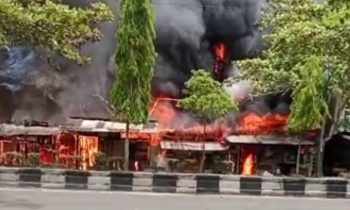 Kebakaran melahap 1 buah warung dan 2 buah bengkel di Jalan HM Arsyad, MB Ketapang, Kotim. Selasa, 12 September 2023.