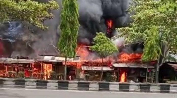 Kebakaran melahap 1 buah warung dan 2 buah bengkel di Jalan HM Arsyad, MB Ketapang, Kotim. Selasa, 12 September 2023.