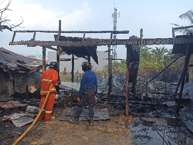 Kebakaran Menghanguskan Dua Bangunan di Jalan Muchran Ali Sampit 