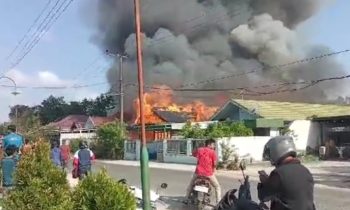 Kebakaran yang melanda rumah warga di Jalan Cut Mutia Sampit, Jumat pagi, 15 September 2023.