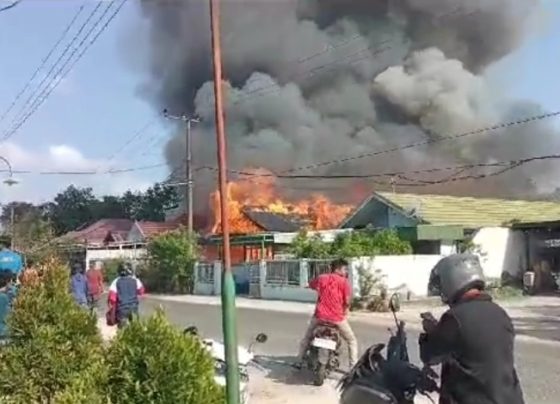 Kebakaran yang melanda rumah warga di Jalan Cut Mutia Sampit, Jumat pagi, 15 September 2023.