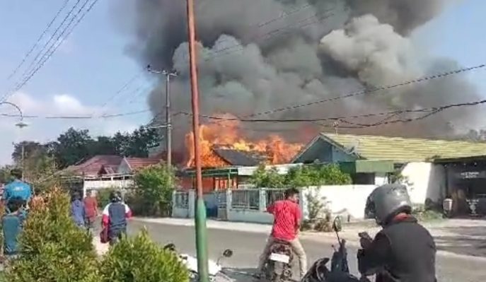 Kebakaran yang melanda rumah warga di Jalan Cut Mutia Sampit, Jumat pagi, 15 September 2023.