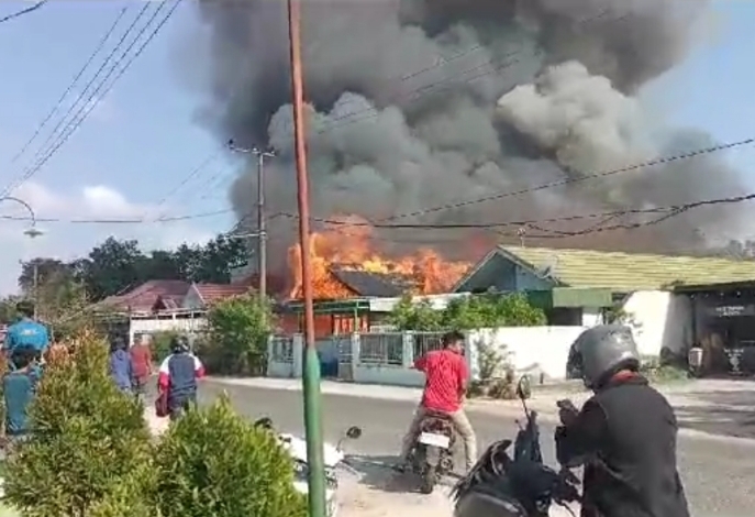Kebakaran Melanda Satu Rumah Warga di Jalan Cut Mutia Sampit