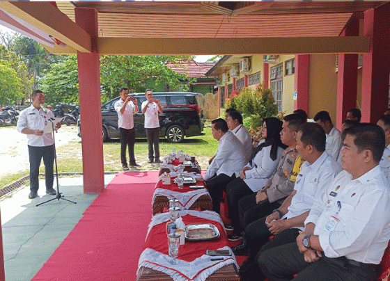 Kepala DMPD Kotim, Raihansyah menyampaikan laporan pada Pelepasan Distribusi Logistik Pilkades, 20 September 2023.