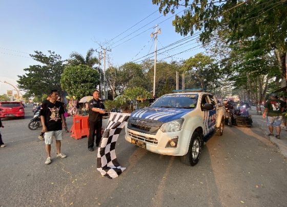 Kepala Dispora Kotim Wim RK Benung dan Ketua Panitia Pelaksana Fendi melepas para rider untuk berkeliling Kota Sampit diiringi patwal.