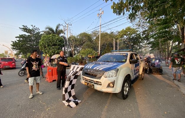Kepala Dispora Kotim Wim RK Benung dan Ketua Panitia Pelaksana Fendi melepas para rider untuk berkeliling Kota Sampit diiringi patwal.
