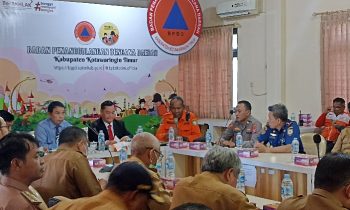 Kepala Pelaksana BPBD Kotim, Multazam saat menyampaikan laporan kebakaran lahan di depan Bupati Kotim, Halikinnor,  Senin 11 September 2023.