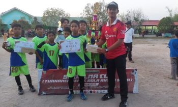 Kepala SD IT Al Madaniyah Samuda menyerahkan hadiah kepada perwakilan Juara I Turnamrn Sadalma Cup 2023.