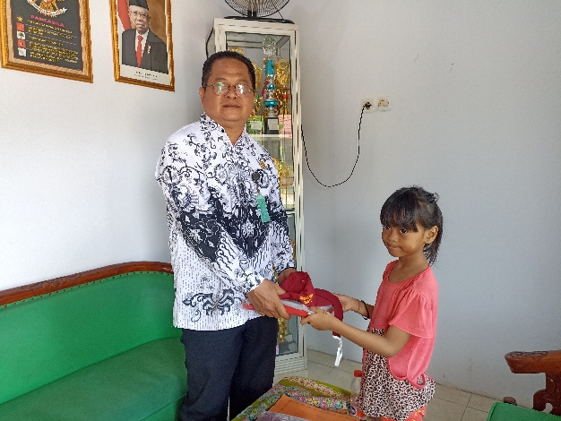 SDN 1 Baamang Tengah Bantu Siswi Korban Kebakaran