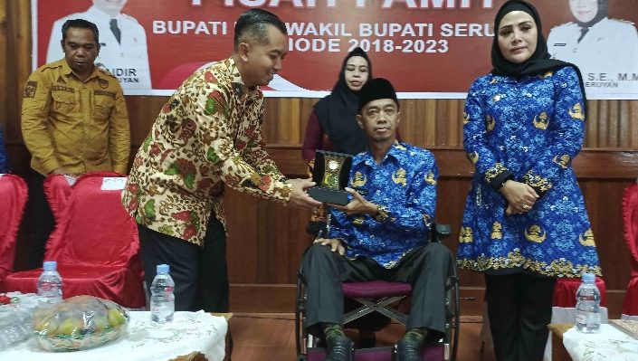 Ketua DPRD Seruyan Zuli Eko Prasetyo menyerahkan plakat kepada Bupati Seruyan Yulhaidir, Senin, 18 September 2023 1