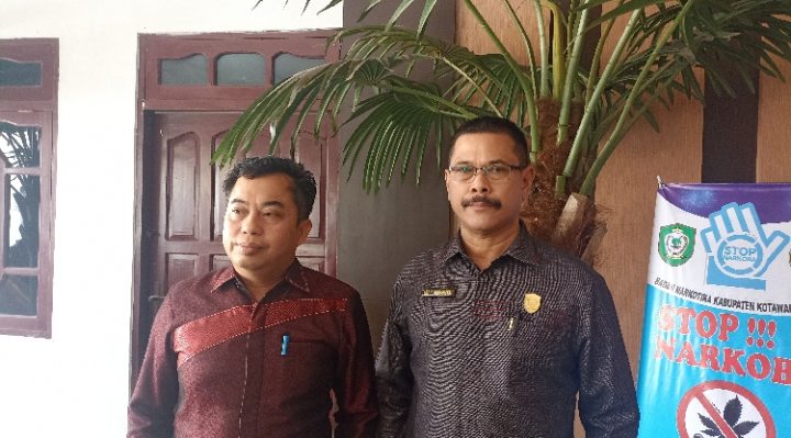 Ketua Komisi I DPRD Kotim, Rimbun kiri bersama Sekretaris Komisi I DPRD Kotim Ardiansyah kanan.