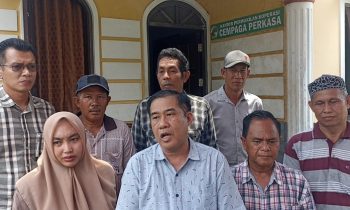 Ketua Pengurus Koperasi Cempaga Perkasa, Khairul depan tengah membantah tudingan Suparman cs soal penggelapan dana, Rabu 6 September 2023.