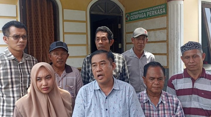 Ketua Pengurus Koperasi Cempaga Perkasa, Khairul depan tengah membantah tudingan Suparman cs soal penggelapan dana, Rabu 6 September 2023.