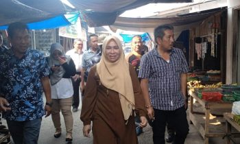 PJ Bupati Pulang Pisau Nunu Andriani mengunjungi sejumlah pasar mengecek harga dan ketersedian bahan kebutuhan pokok, Kamis, 28 September 2023.