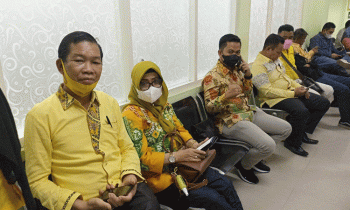 Paling kiri, Ketua Fraksi Golkar DPRD Kotim, Nadie semasa hidup.