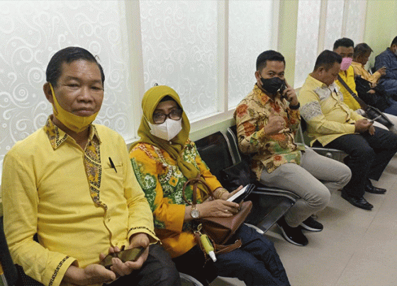 Paling kiri, Ketua Fraksi Golkar DPRD Kotim, Nadie semasa hidup.